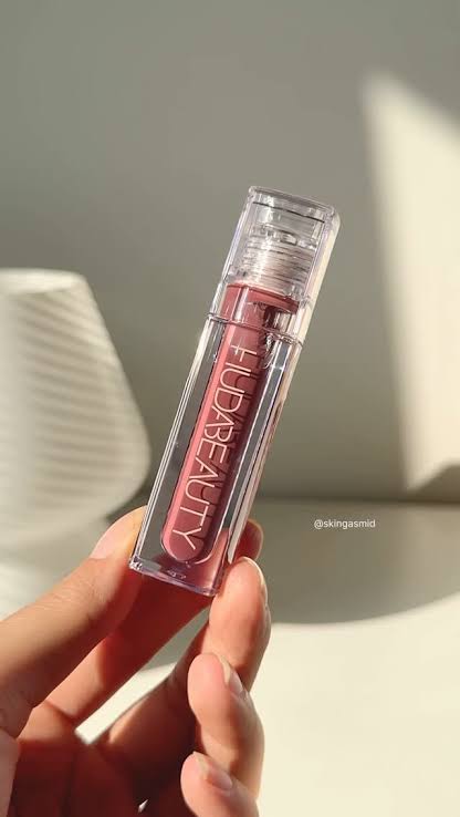 Lip gloss Huda beauty shade bombshell