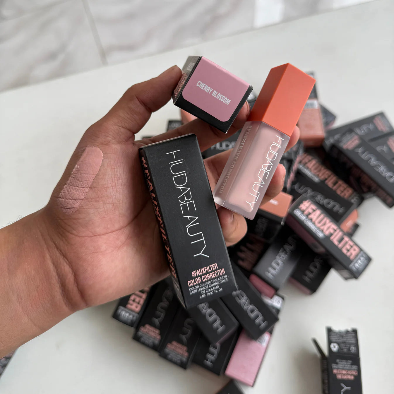 كوريكتور Huda beauty متوفر ب ٢ درجة
