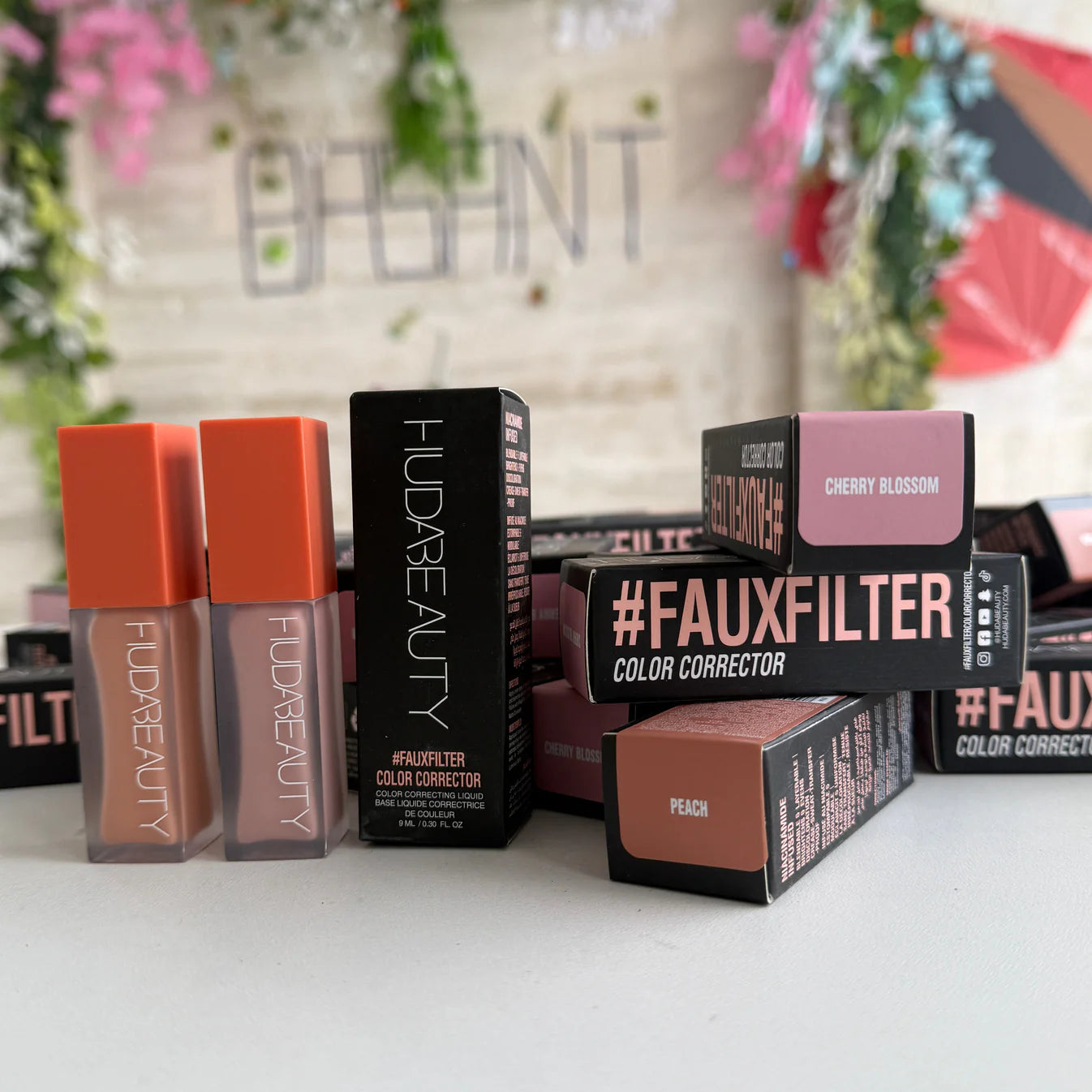 كوريكتور Huda beauty متوفر ب ٢ درجة