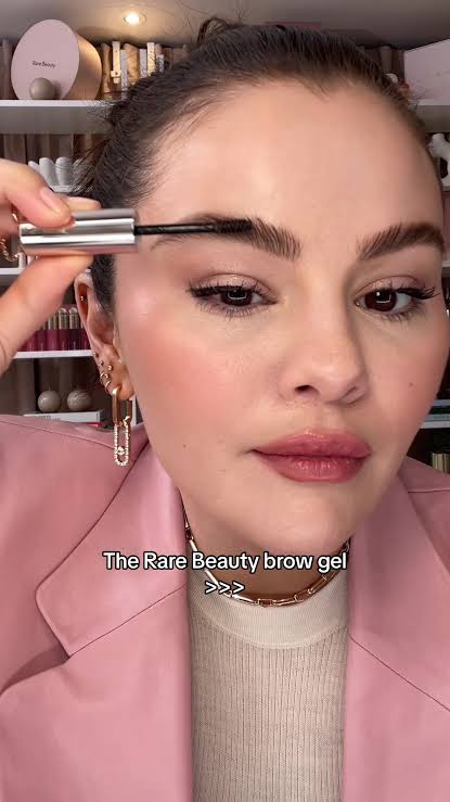 ماسكرة  حواجب تثبت يوم كامل rare beauty